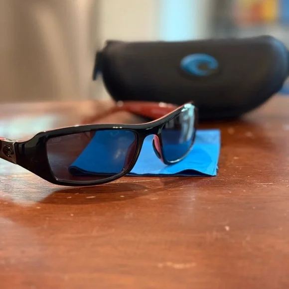 Costa Del Mar Black and Pink Sunglasses with Case - Picture 4 of 5